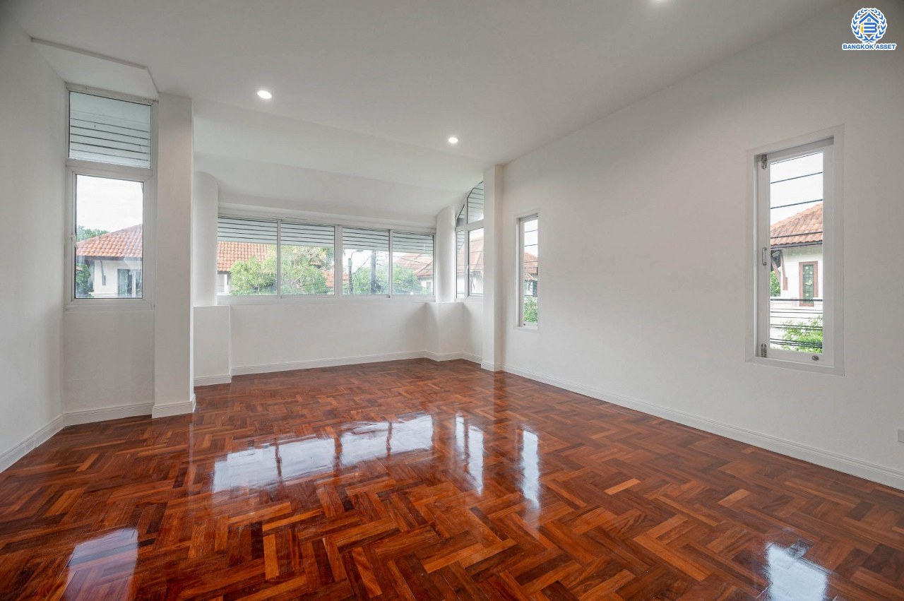 บ้านมือสองตกแต่งใหม่ โครงการ ศุภวรรณ5 บางแค ดีไซน์หรูหรา เนื้อที่กว้าง 60.6 ตร.ว. ฟังก์ชัน 3 ห้องนอน 3 ห้องน้ำ 1 ห้องแม่บ้าน 2 ที่จอดรถ ฟังก์ชันครบตอบทุกไลฟ์สไตล์ บนทำเลศักยภาพ เชื่อมต่อถนนกาญจนาภิเษก ใกล้เดอะมอลล์บางแค ใกล้รถไฟฟ้าสายสีน้ำเงิน "สถานีหลักสอง" และจุดขึ้นทางด่วน "กาญจนาภิเษก"